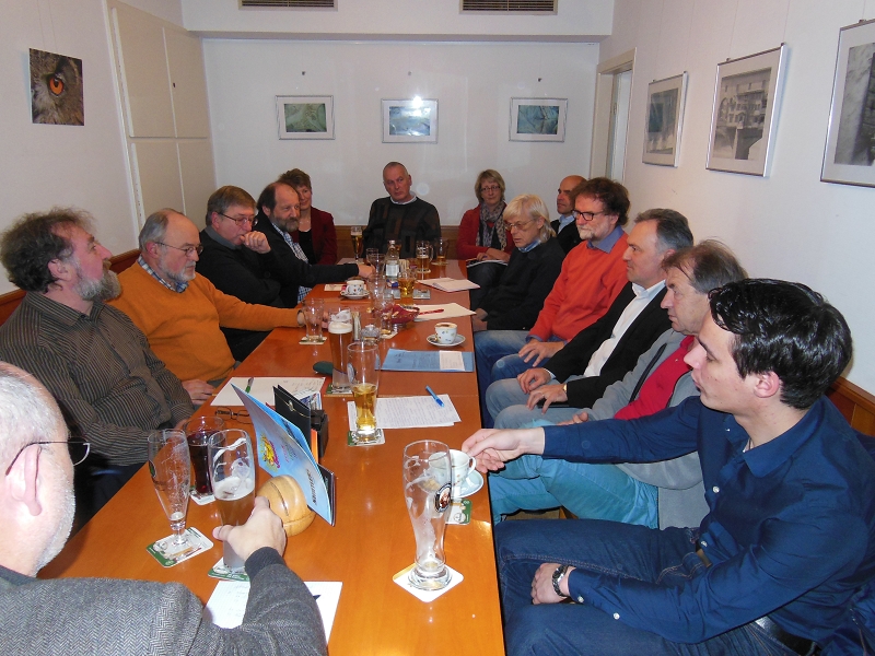 Der Ortsverband Schopfheim von Bündnis 90/Die Grünen mit MdL Josha Frey am Tisch