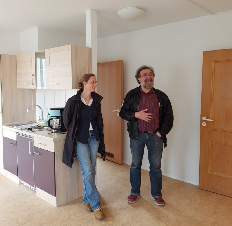 Marianne Merschhemke und Michael Straub bei der besichtigung einer Service Wohnung beim Tag der offenen Tür im Seniorenhaus Schopfheim
